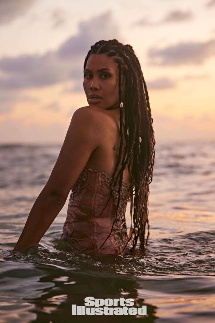 SI2022_Dominica_Leyna_Bloom_SHOT_12_234_WMweb